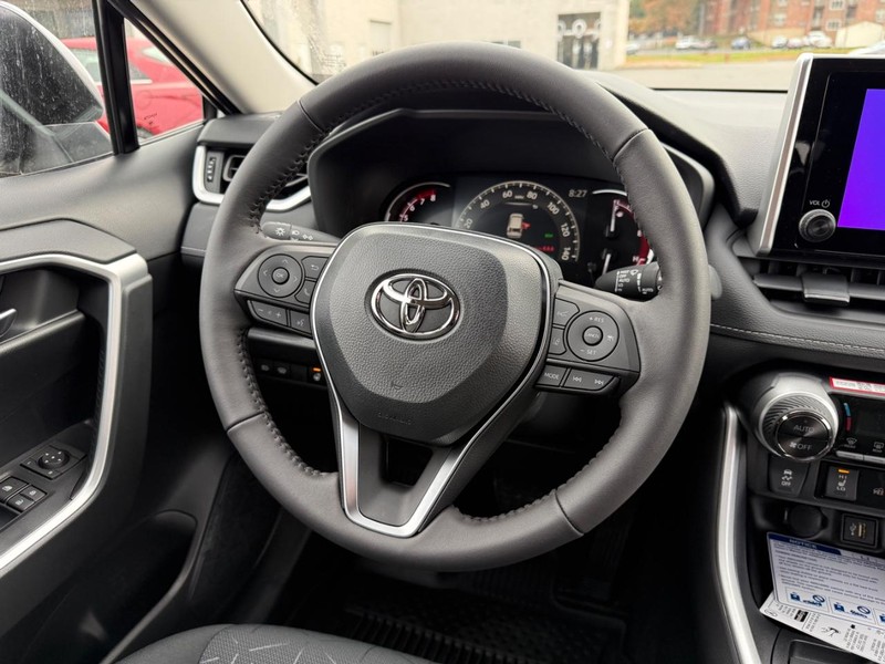 Toyota RAV4 Vehicle Image 8