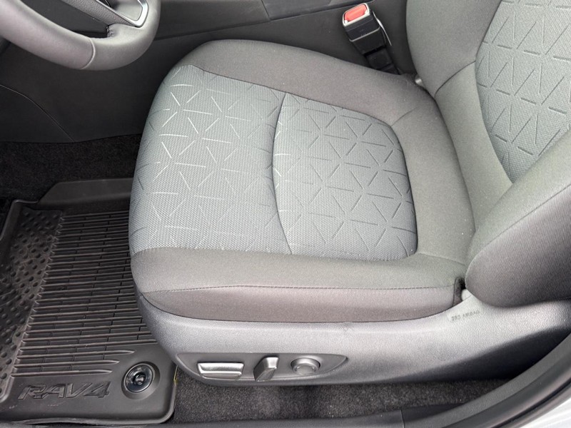 Toyota RAV4 Vehicle Image 11