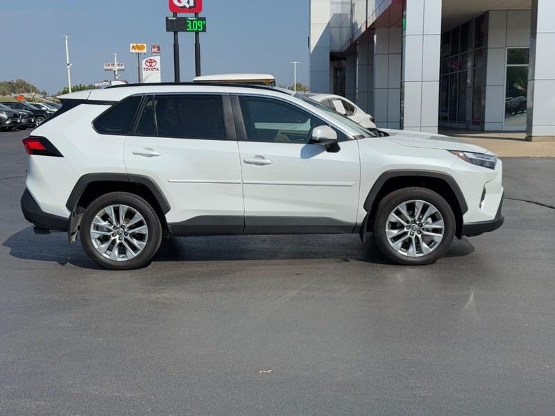 Toyota RAV4 Vehicle Image 2