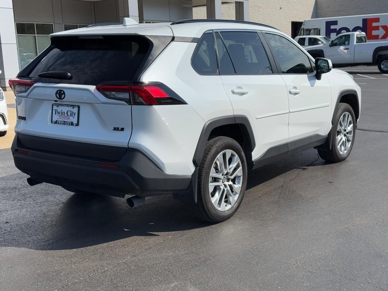 Toyota RAV4 Vehicle Image 3