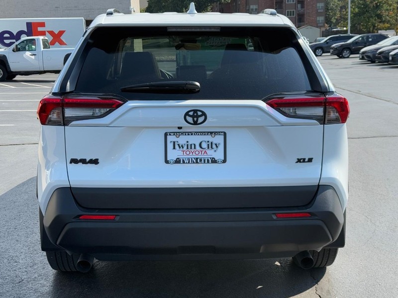 Toyota RAV4 Vehicle Image 5