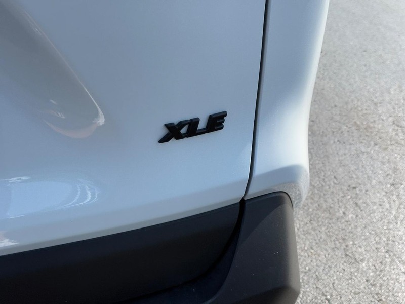 Toyota RAV4 Vehicle Image 6