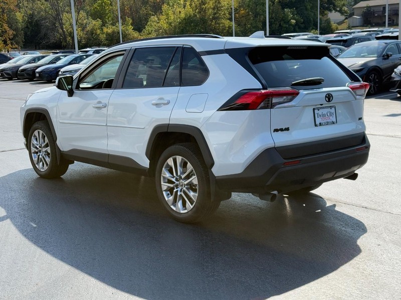 Toyota RAV4 Vehicle Image 7