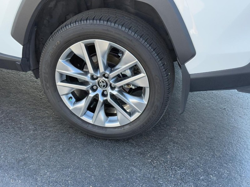 Toyota RAV4 Vehicle Image 8