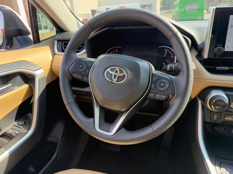 Toyota RAV4 Vehicle Image 13