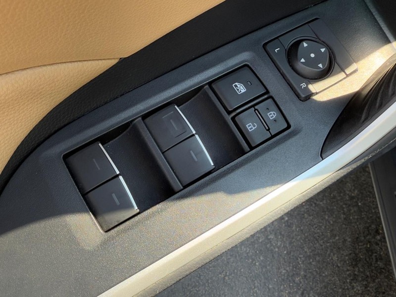 Toyota RAV4 Vehicle Image 15