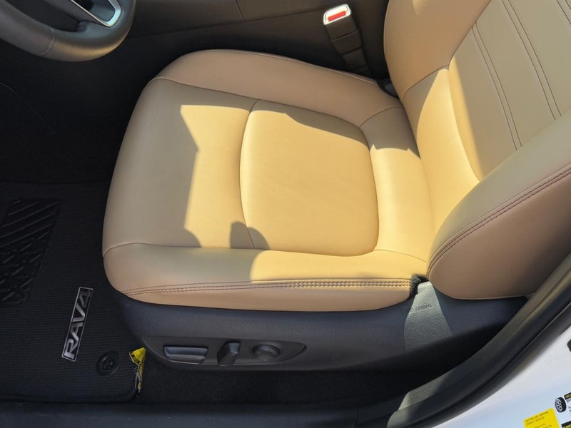 Toyota RAV4 Vehicle Image 16