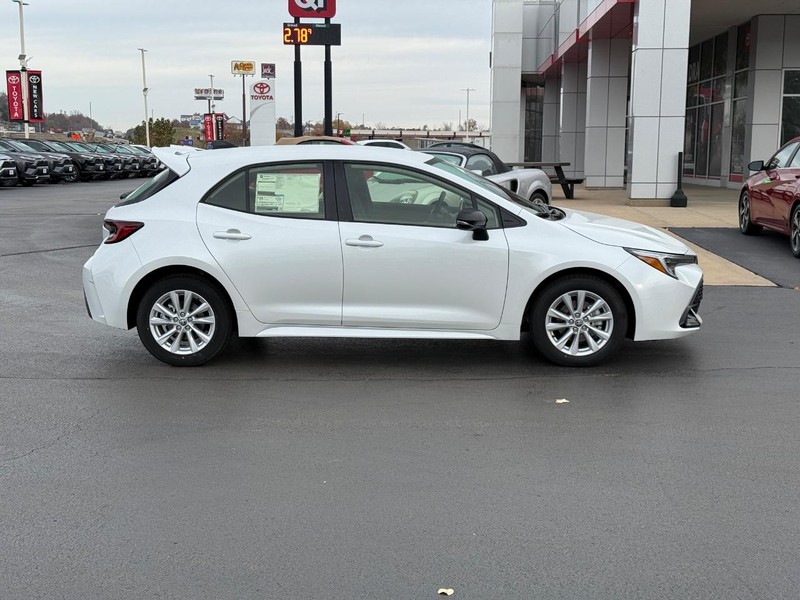 Toyota Corolla Hatchback Vehicle Image 2