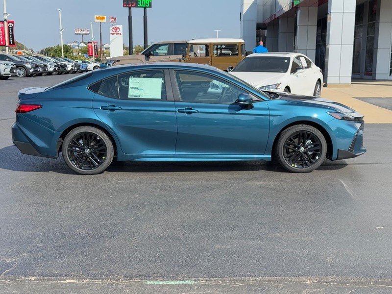 Toyota Camry Vehicle Image 2