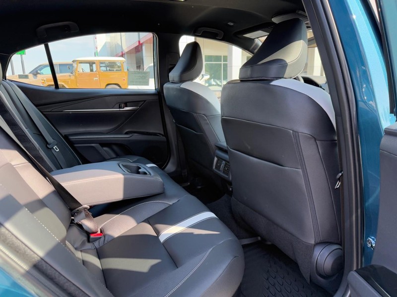 Toyota Camry Vehicle Image 6