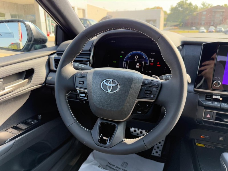 Toyota Camry Vehicle Image 8