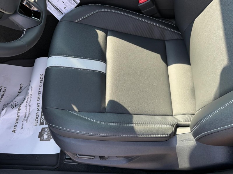 Toyota Camry Vehicle Image 11