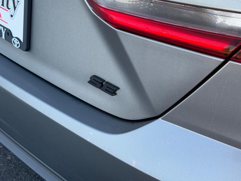 Toyota Camry Vehicle Image 4