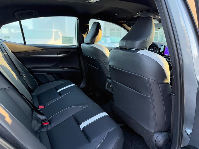 Toyota Camry Vehicle Image 6