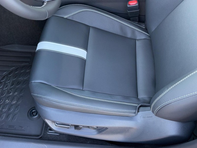 Toyota Camry Vehicle Image 11