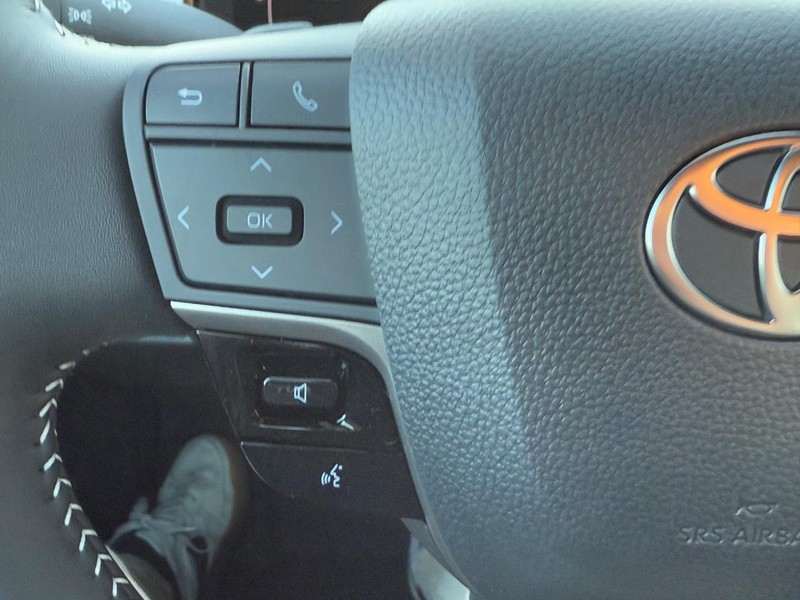 Toyota Camry Vehicle Image 12