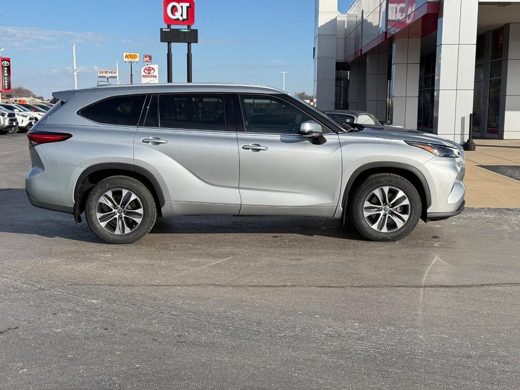Toyota Highlander Vehicle Image 2