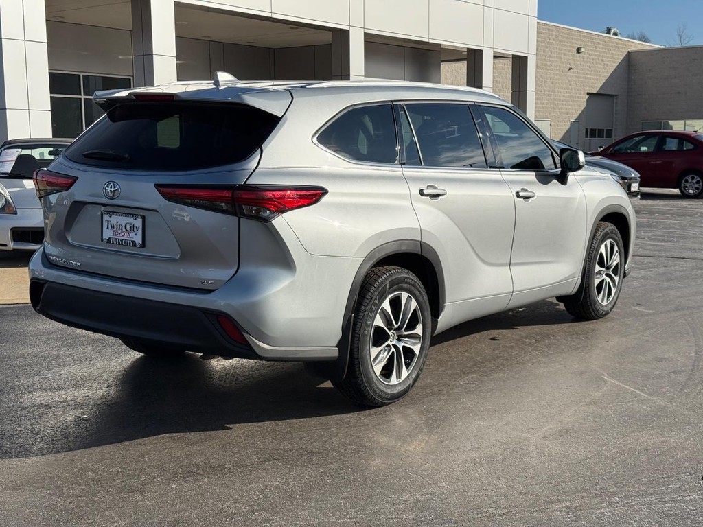 Toyota Highlander Vehicle Image 3