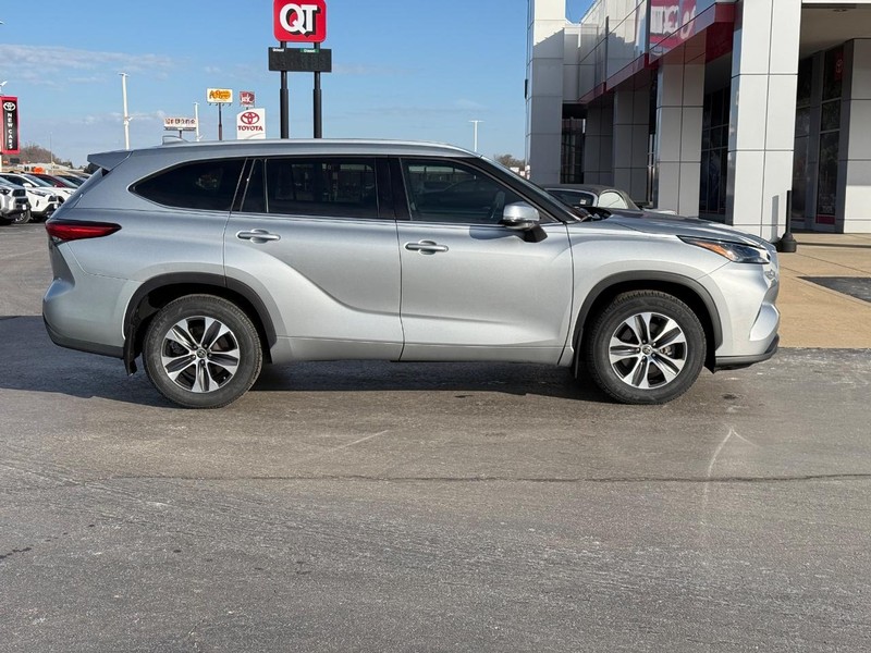 Toyota Highlander Vehicle Image 2