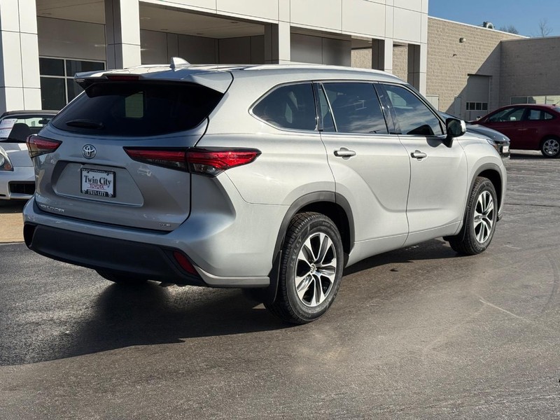 Toyota Highlander Vehicle Image 3