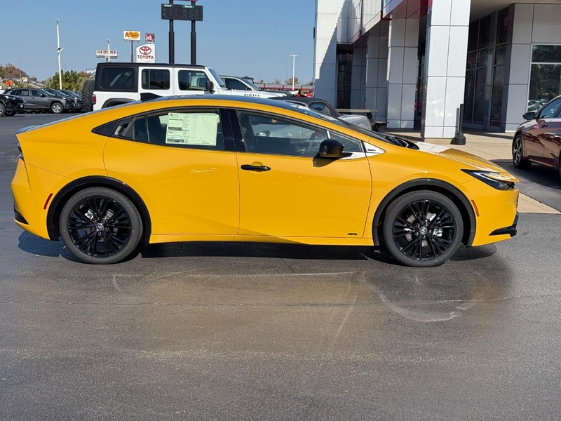 Toyota Prius Vehicle Image 2