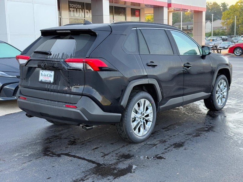 Toyota RAV4 Vehicle Image 3