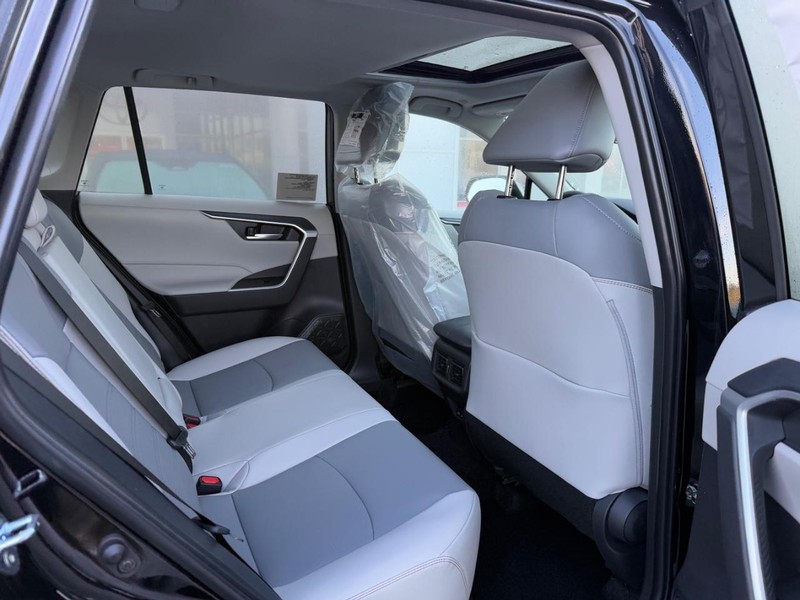 Toyota RAV4 Vehicle Image 6