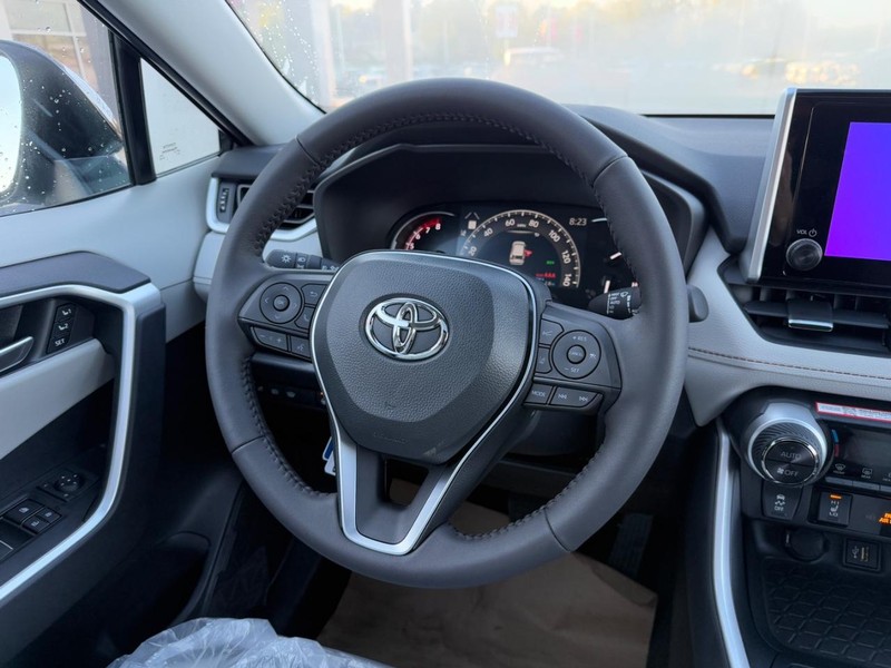 Toyota RAV4 Vehicle Image 8