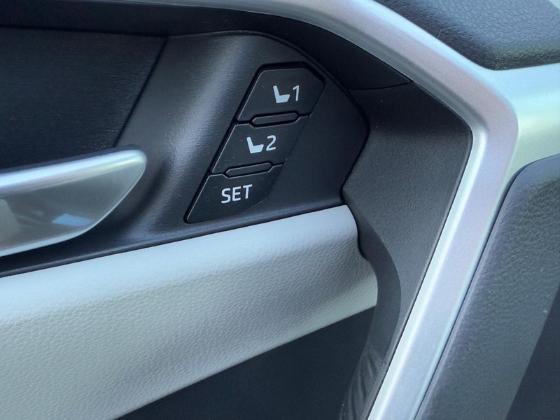 Toyota RAV4 Vehicle Image 11