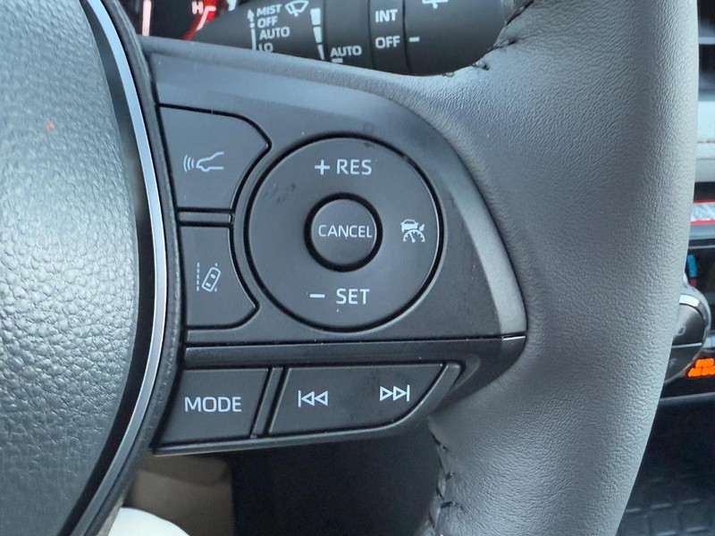 Toyota RAV4 Vehicle Image 13