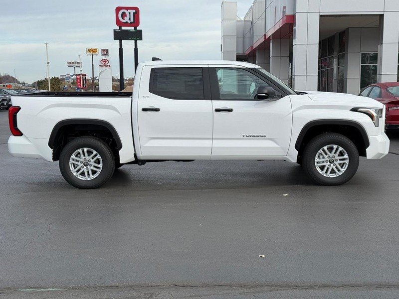 Toyota Tundra 4WD Vehicle Image 2