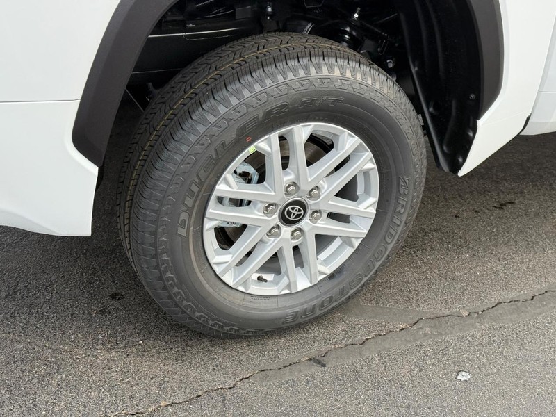 Toyota Tundra 4WD Vehicle Image 4