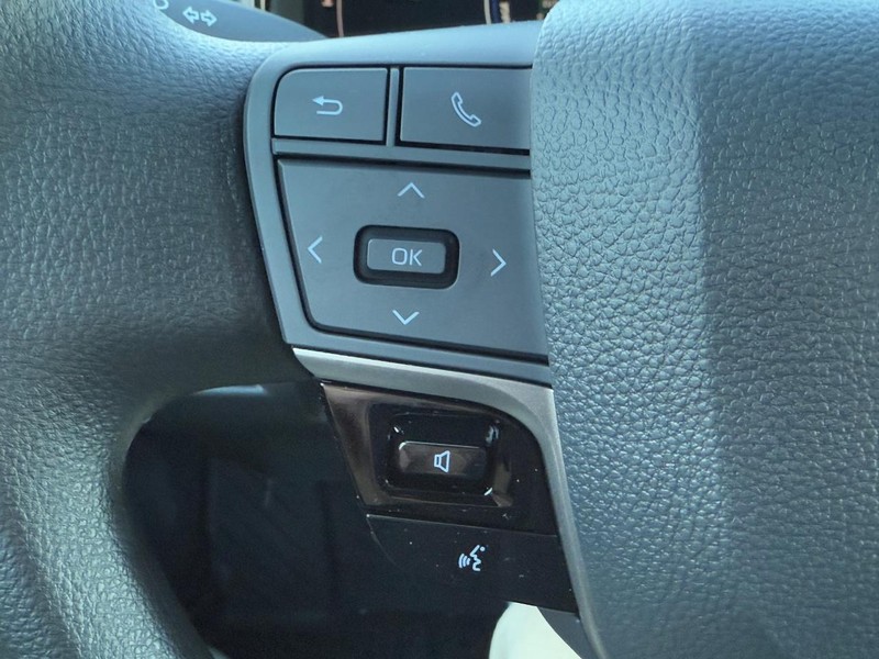 Toyota Camry Vehicle Image 12