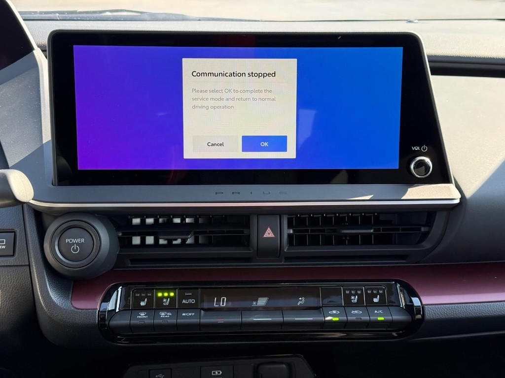 Toyota Prius Plug-In Hybrid Vehicle Image 9