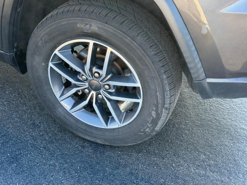 Jeep Grand Cherokee Vehicle Image 8