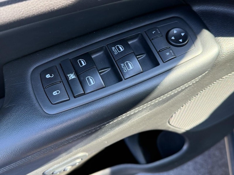 Jeep Grand Cherokee Vehicle Image 15