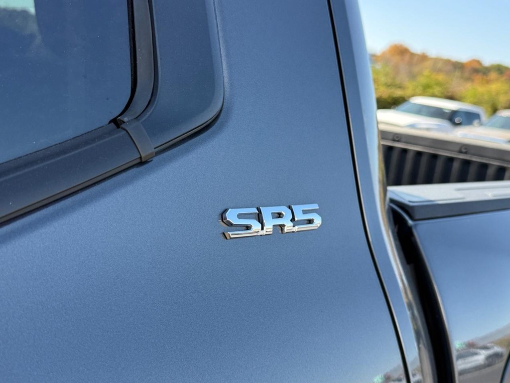 Toyota Tundra 4WD Vehicle Image 4