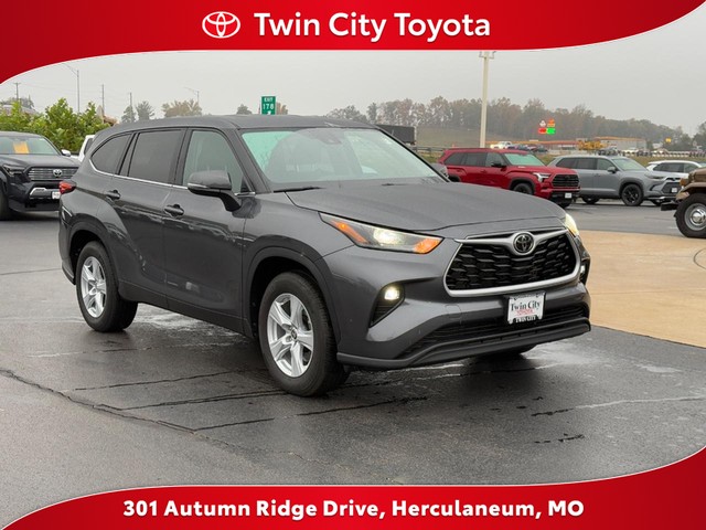 2024 Toyota Highlander LE's photo