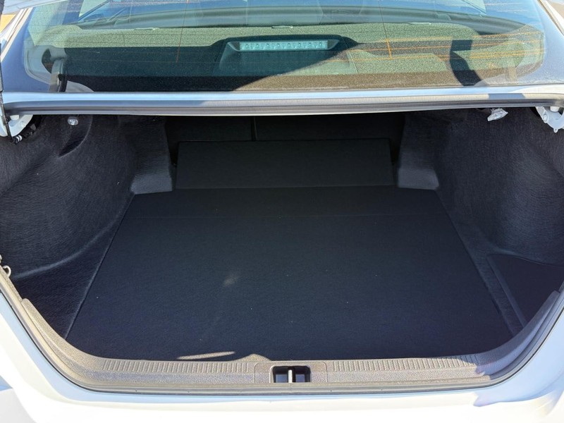 Toyota Camry Vehicle Image 4