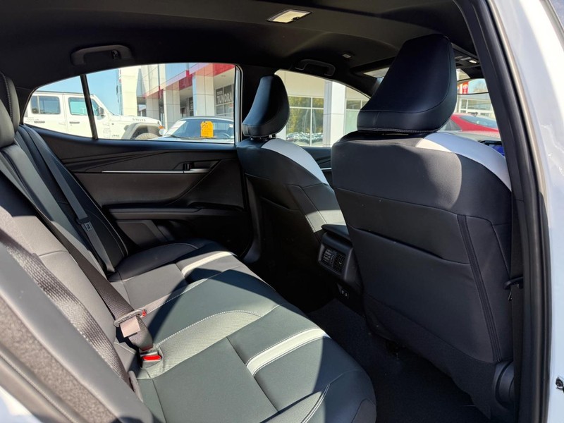 Toyota Camry Vehicle Image 11