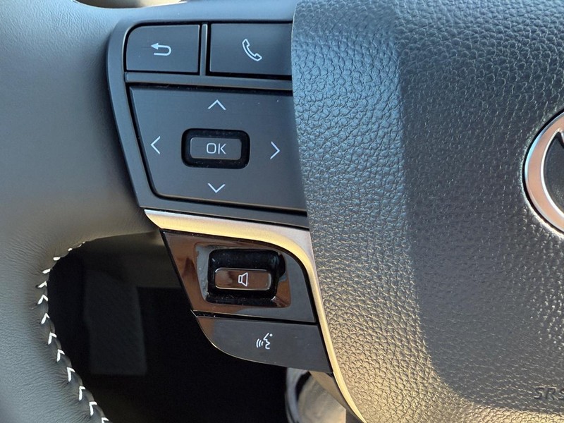 Toyota Camry Vehicle Image 17