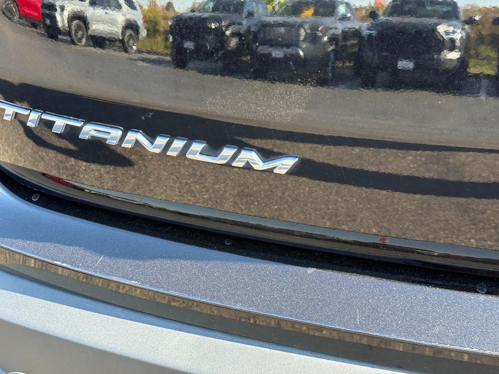 Ford Edge Vehicle Full-screen Gallery Image 06