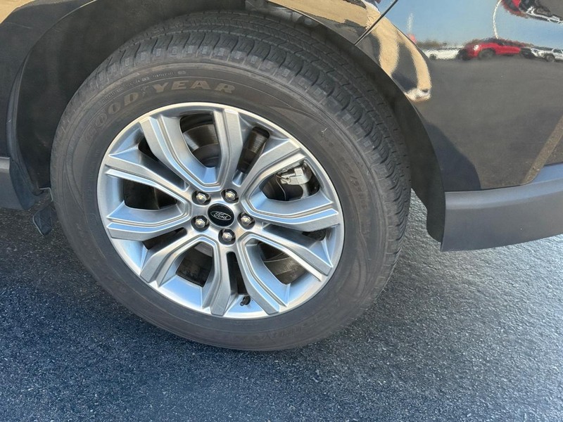 Ford Edge Vehicle Full-screen Gallery Image 08