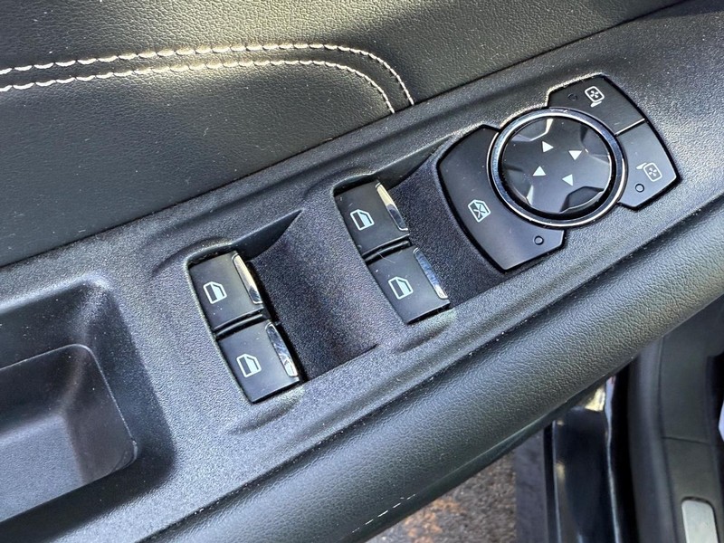 Ford Edge Vehicle Full-screen Gallery Image 15