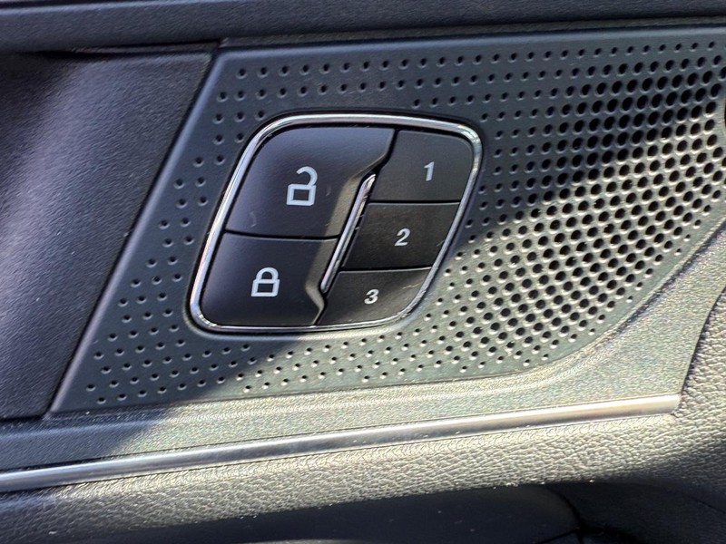 Ford Edge Vehicle Full-screen Gallery Image 16