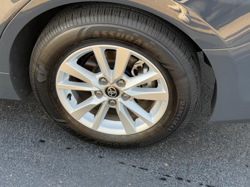 Toyota Camry Vehicle Image 8