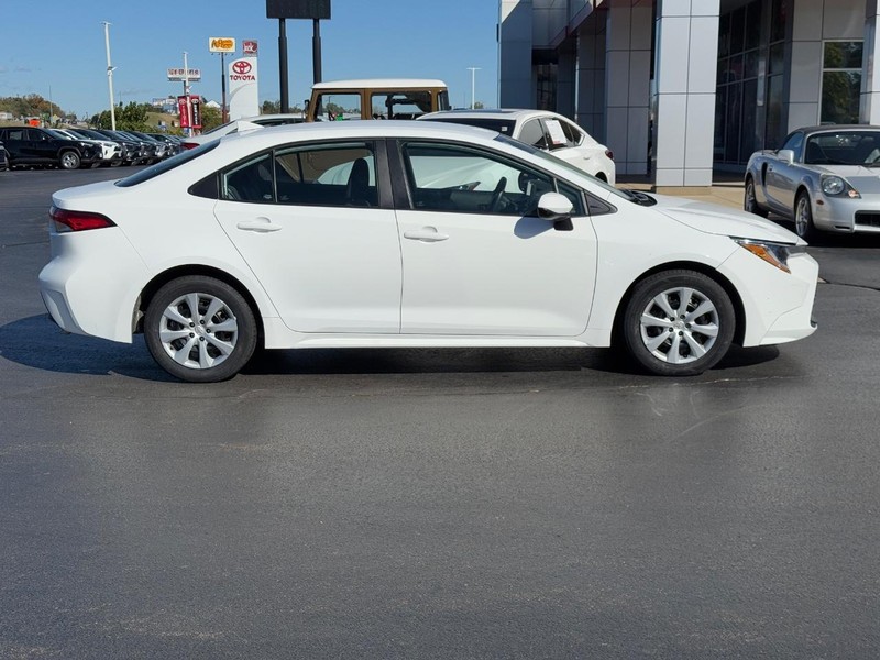 Toyota Corolla Vehicle Image 2