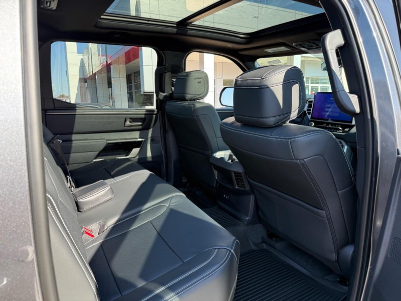 Toyota Tundra 4WD Vehicle Image 7