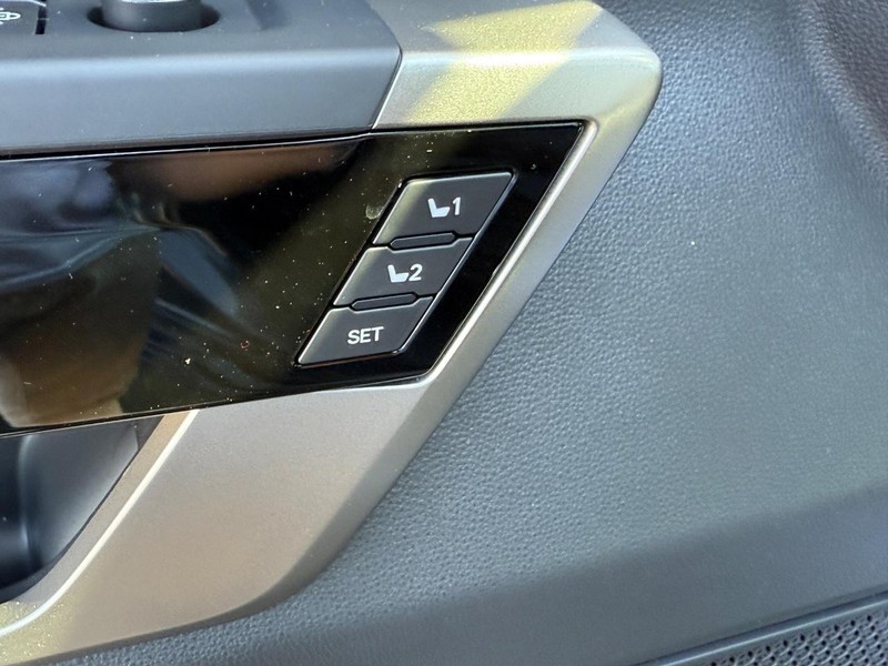 Toyota Tundra 4WD Vehicle Image 12