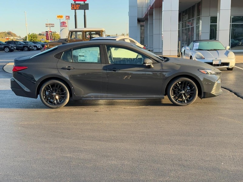 Toyota Camry Vehicle Image 2